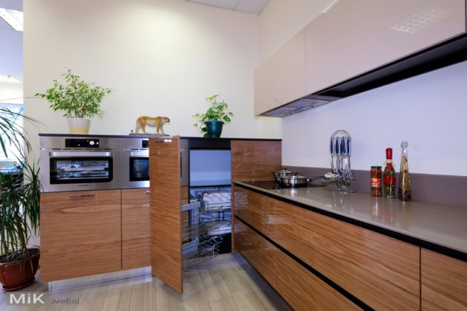 Тумба с cargo magic corner в кухне с фасадами шпон глянец