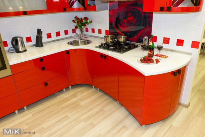 Тумбы сложной формы в Г-образной кухне Тумбы сложной формы в Г-образном кухонном гарнитуре Мик Мебель