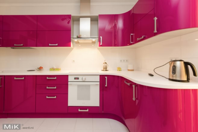 Угловая кухня с гнутыми фасадами Современная кухня с гнутыми МДФ фасадами в глянцевом цвете бордо и встроенной техникой от Мик Мебель