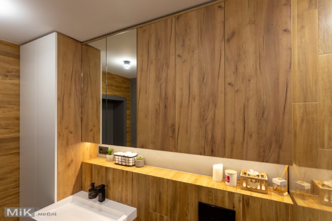 Сучасна ванна кімната з вбудованими меблями з натурального дерева від Мік Меблі
