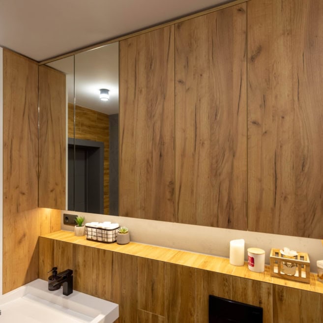 Сучасна ванна кімната з вбудованими меблями з натурального дерева від Мік Меблі