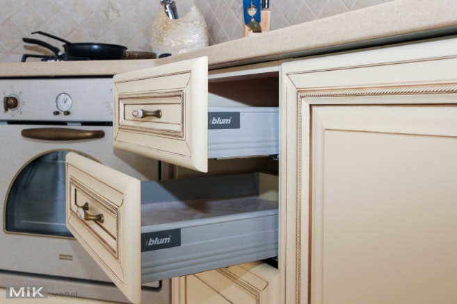 Ящики tandembox в классической кухне Ящики с системой tandembox в классической кухне