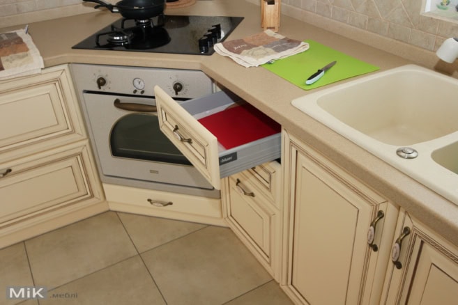 Духовка в трапециевидной тумбе