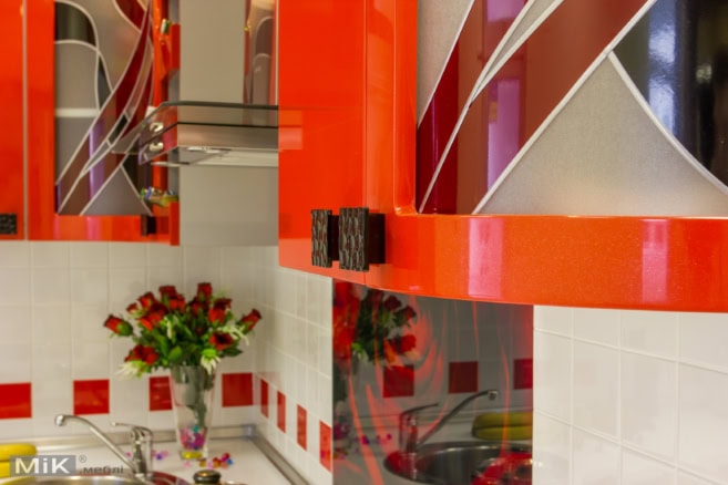 квадратная черная ручка квадратная черная ручка на красном фасаде МДФ в кухне