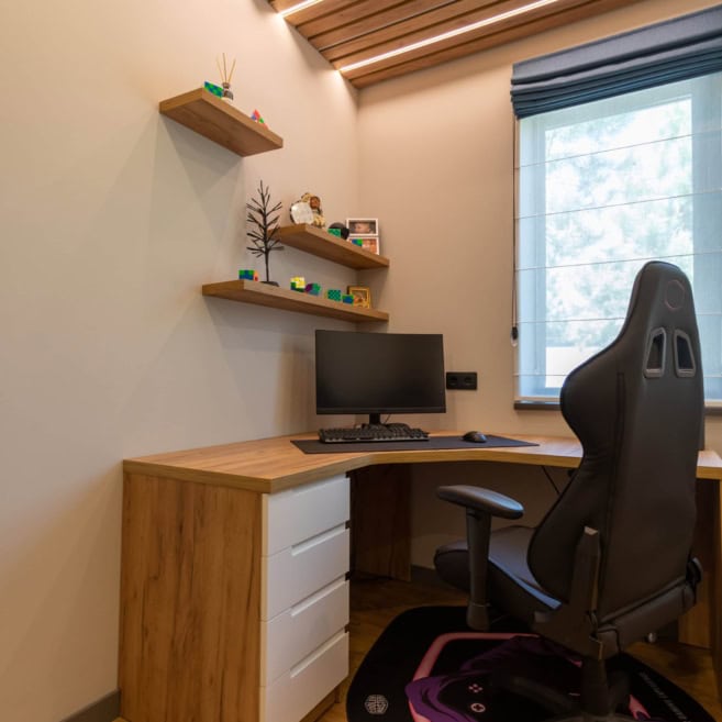 мебель на заказ для подростковой комнаты с рабочим столом и декоративными панелями на потолке