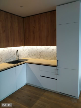 кутова кухня з блакитним пеналом