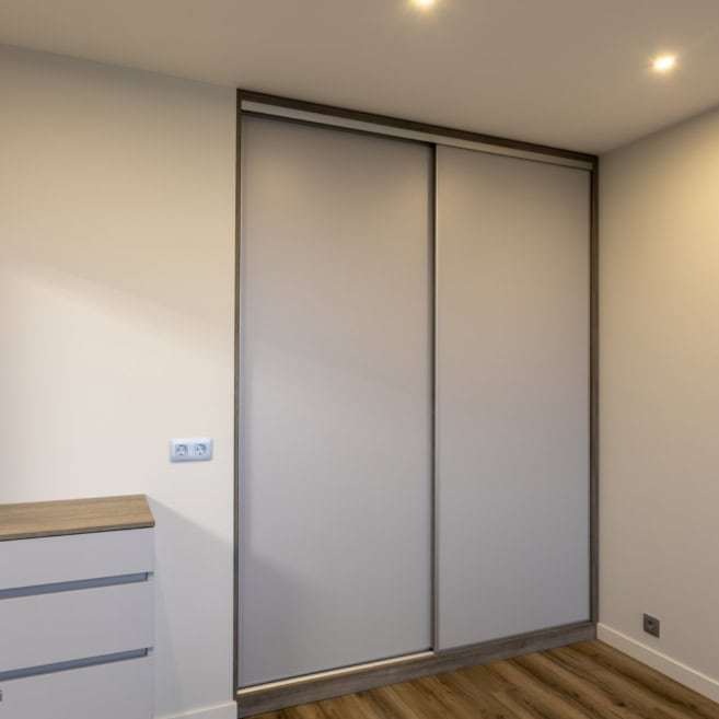 Шкафа купе в спальні смарт квартири