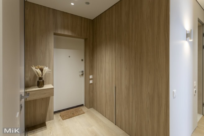 Зашивання стін передпокою ДСП панелями Зашивання стін передпокою ДСП панелями