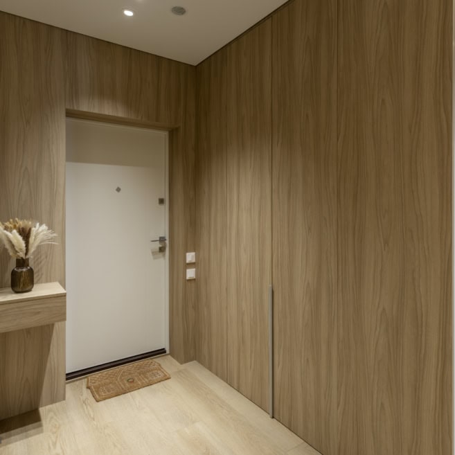 Зашивання стін передпокою ДСП панелями Зашивання стін передпокою ДСП панелями