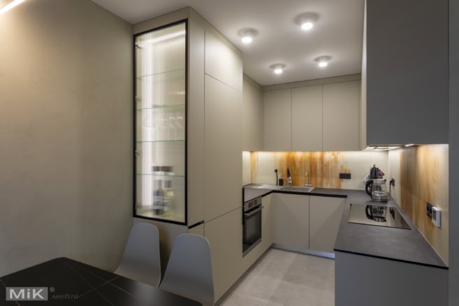 2_Кухня на заказ с витриной и стеклом флутис