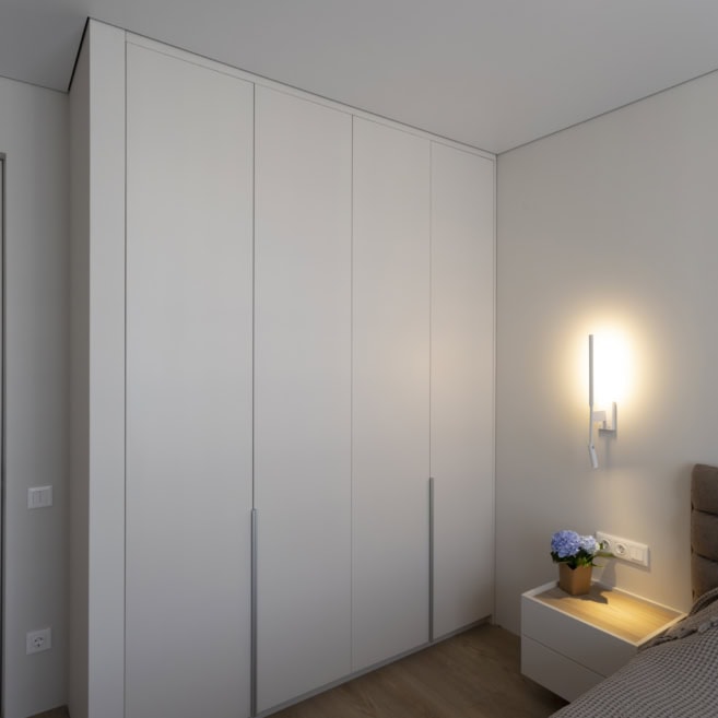2_Встроенный распашной шкаф в спальне Встроенный распашной шкаф в спальне