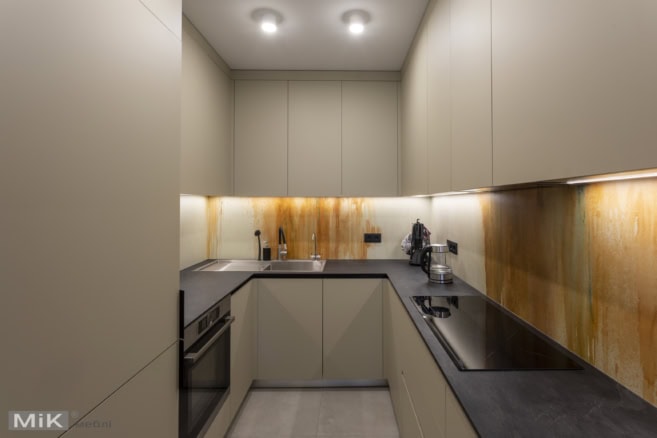 3_П-образная кухня со столешницой из компакт плиты