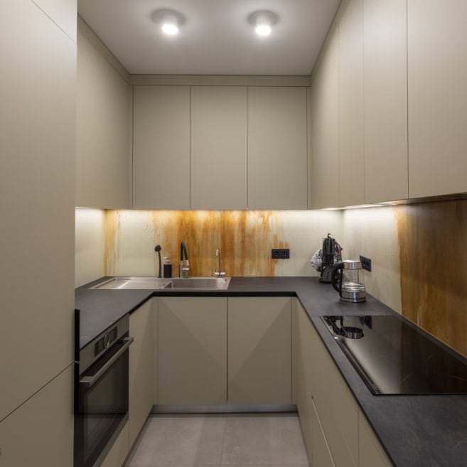 3_П-образная кухня со столешницой из компакт плиты