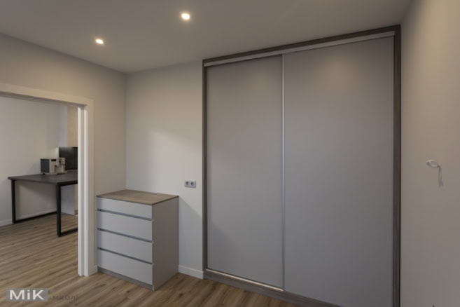 комод і шафа купе в спальні