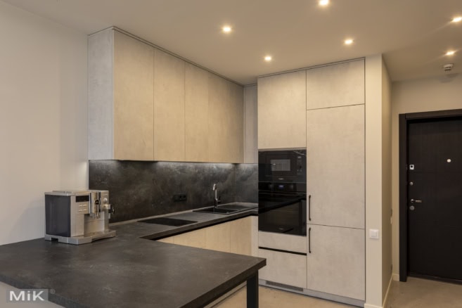 3_кухня под потолок с черной столешницей кухня под потолок с черной столешницей