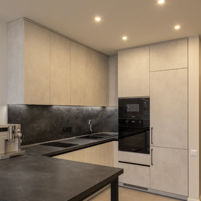 3_кухня под потолок с черной столешницей кухня под потолок с черной столешницей