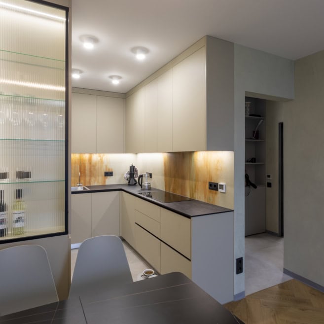 4_Кухня п-образная под потолок