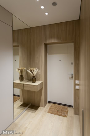 Зашивка стін у передпокої панелями під дерево Зашивка стін у передпокої панелями під дерево