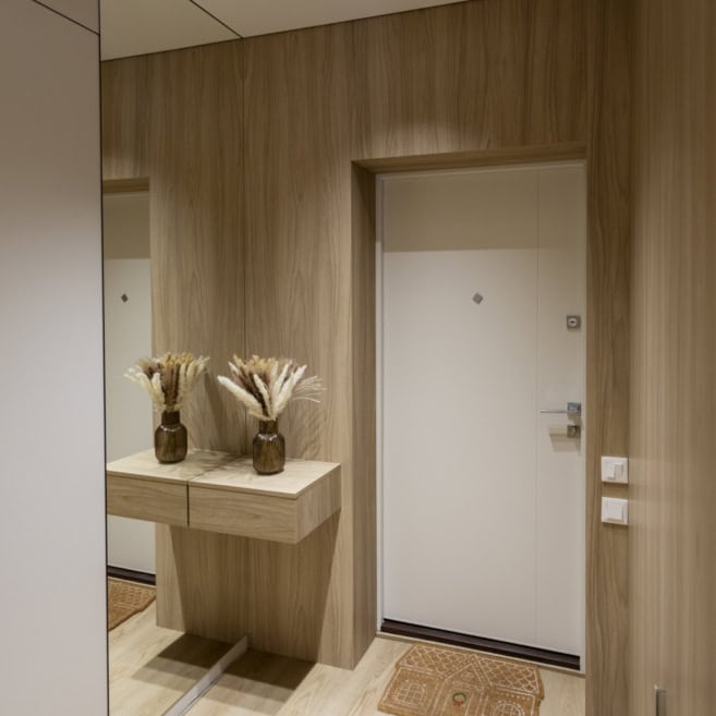 Зашивка стін у передпокої панелями під дерево Зашивка стін у передпокої панелями під дерево