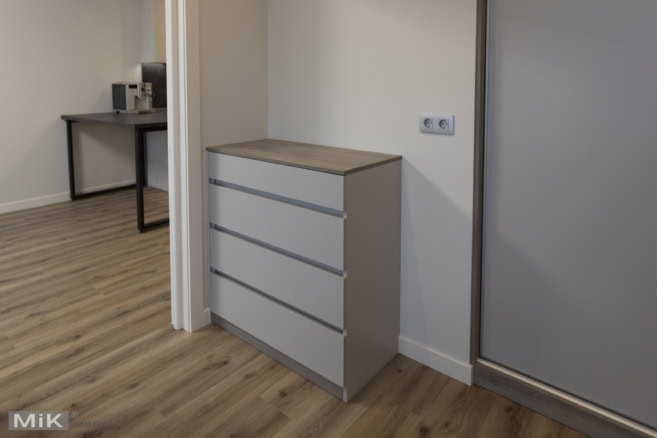 комод у спальні з висувними шухлядами