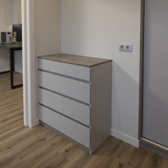 комод у спальні з висувними шухлядами