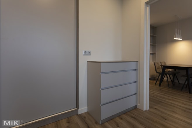 Комод з шухлядами у смарт квартирі