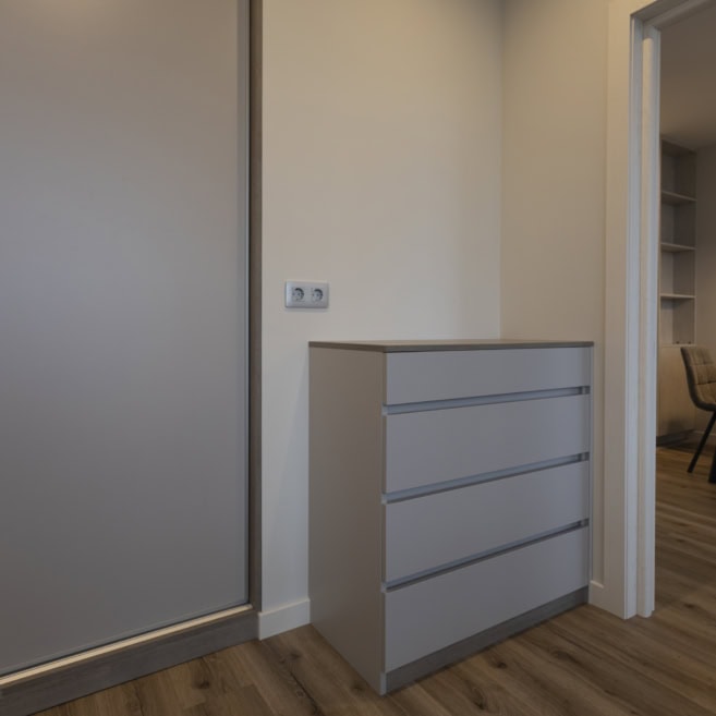 Комод з шухлядами у смарт квартирі