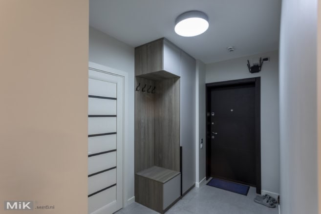 Шафа распошна під стелю у передпокій