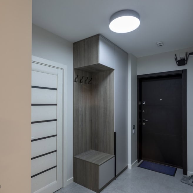 Шафа распошна під стелю у передпокій