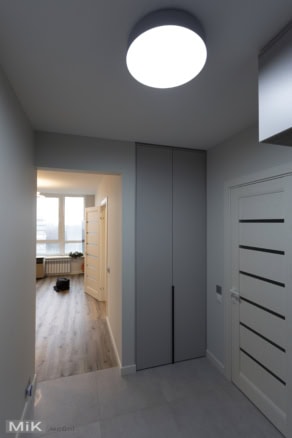 Шафа у ніші передпокою