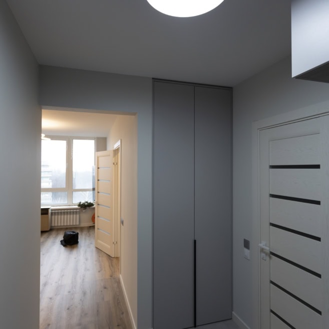 Шафа у ніші передпокою