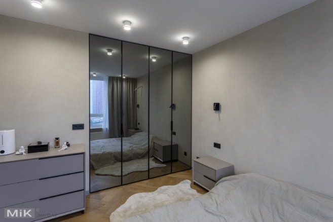 Шафа розпашна в спальню з дзеркалом в алюмінієвій рамці Шафа розпашна в спальню з дзеркалом в алюмінієвій рамці