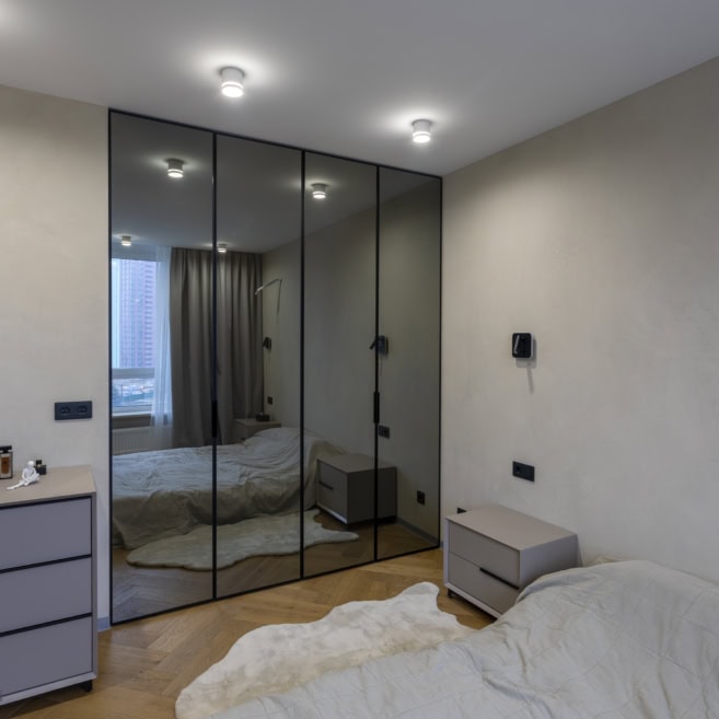 Шафа розпашна в спальню з дзеркалом в алюмінієвій рамці Шафа розпашна в спальню з дзеркалом в алюмінієвій рамці