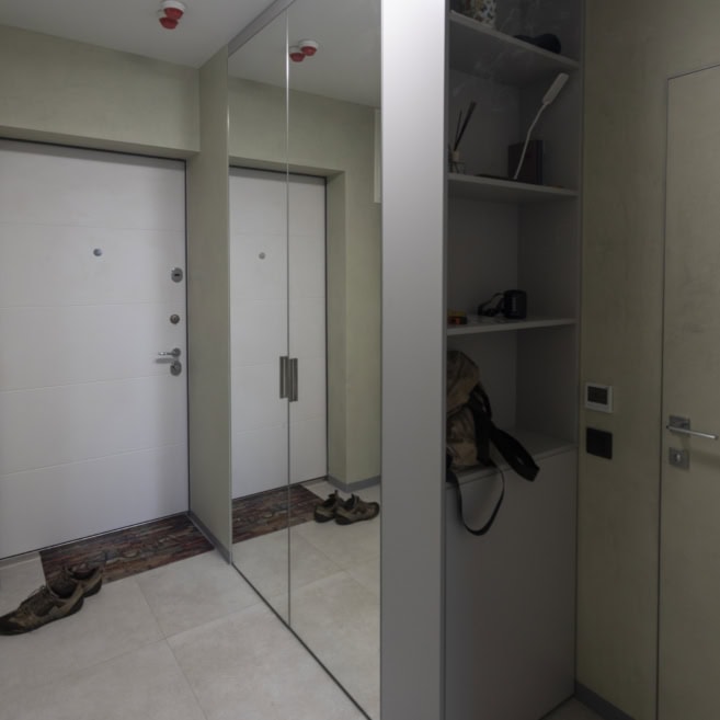 Шкаф в прихожую с открытыми полками