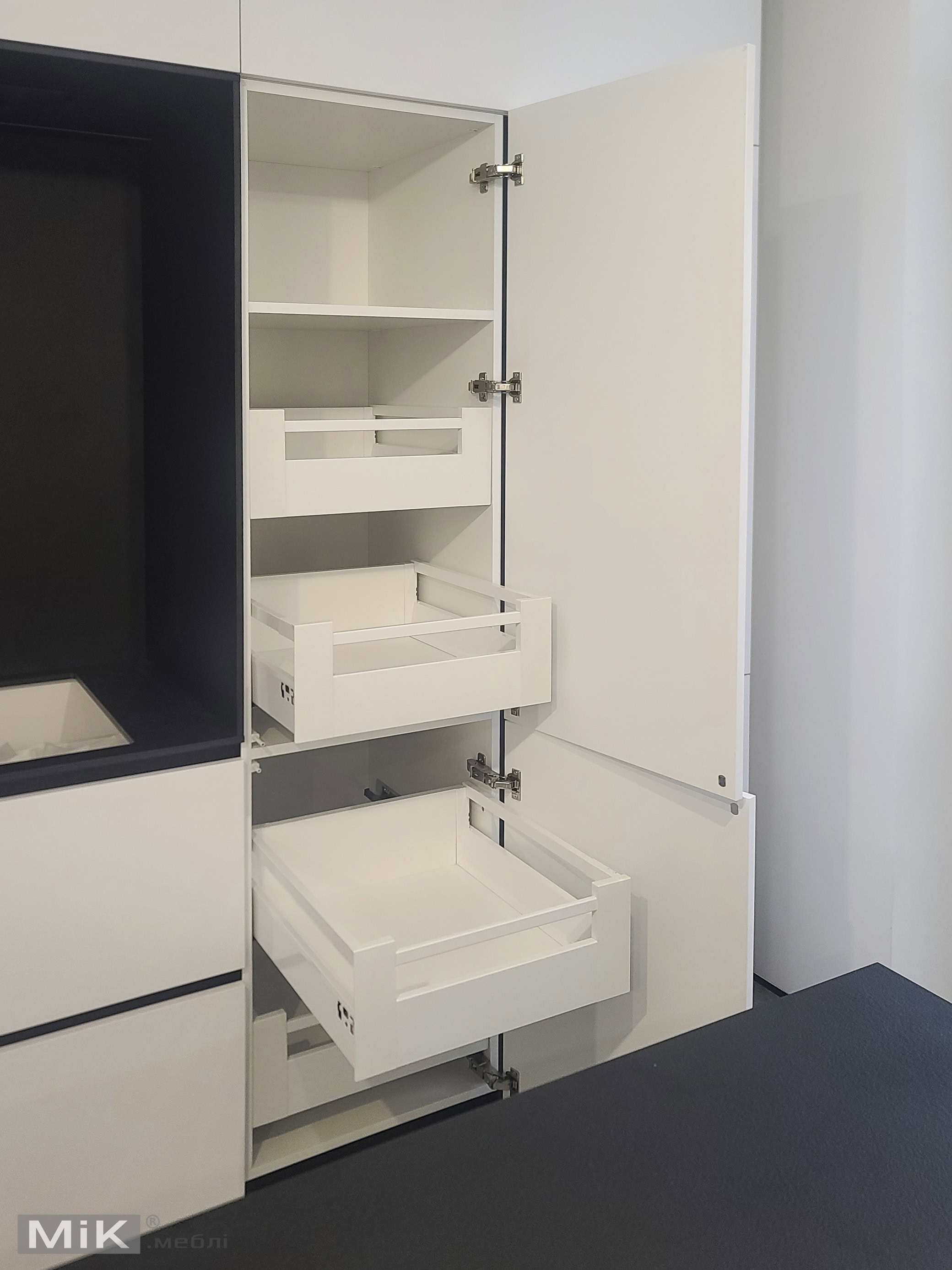 10_Пенал з висувними ящиками в кухні-організація зберігання Пенал з висувними ящиками в кухні-організація зберігання