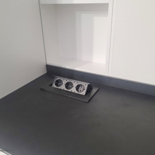 13_Врізна розетка в стільницю з компакт-плити Врізна розетка в стільницю з компакт-плити