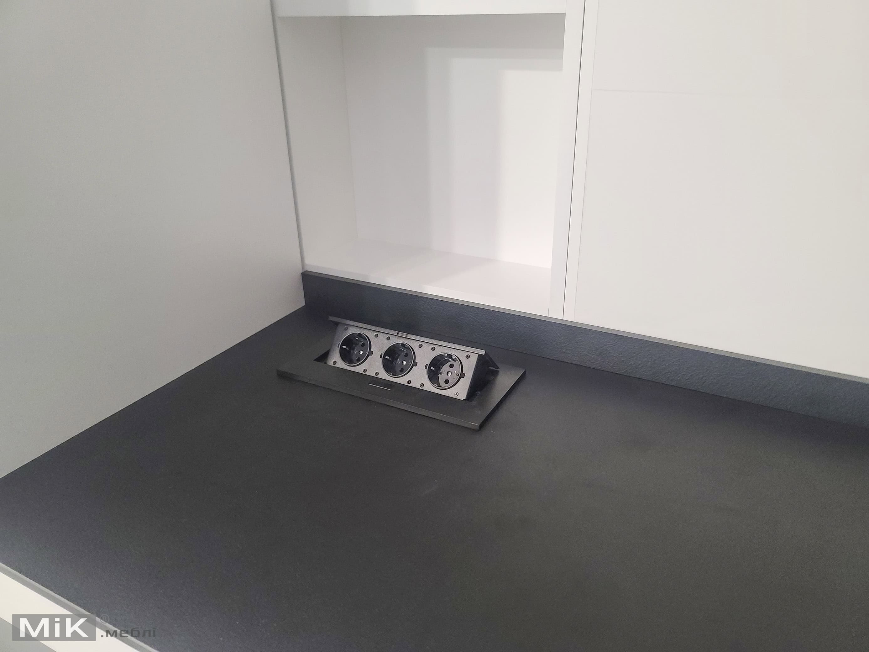 13_Врізна розетка в стільницю з компакт-плити Врізна розетка в стільницю з компакт-плити