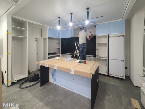 1_Кухня з островом в процесі монтажу Кухня з островом в процесі монтажу