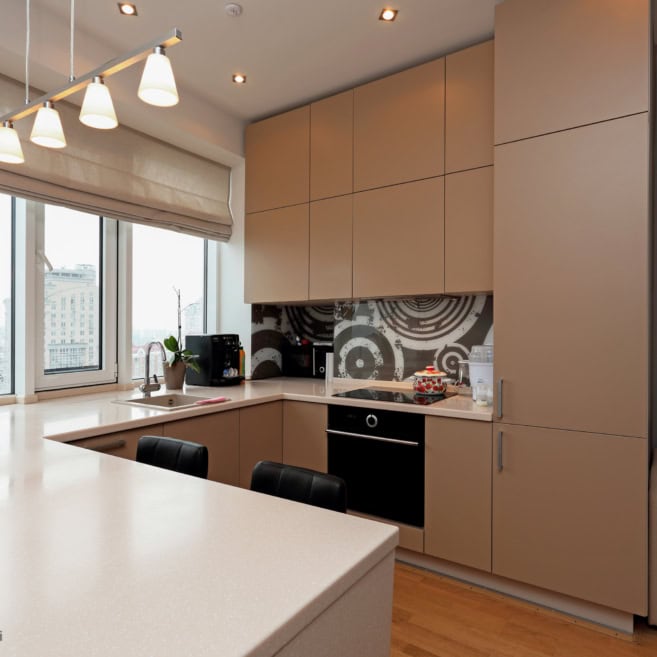 1_Кухня зі стільницею зі штучного каменю під вікно з еркерним склопакетом Кухня зі стільницею зі штучного каменю під вікно з еркерним склопакетом