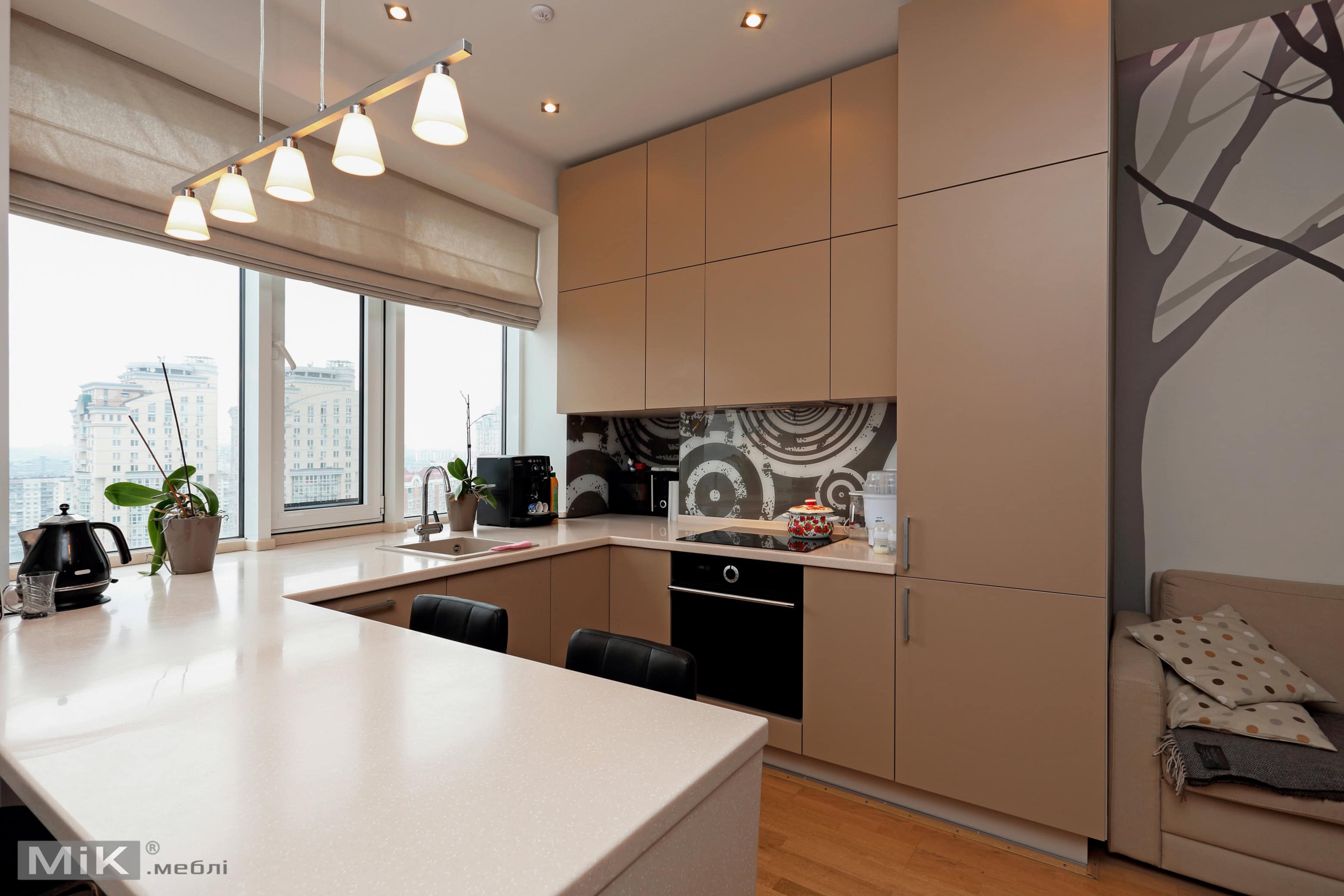 1_Кухня зі стільницею зі штучного каменю під вікно з еркерним склопакетом Кухня зі стільницею зі штучного каменю під вікно з еркерним склопакетом