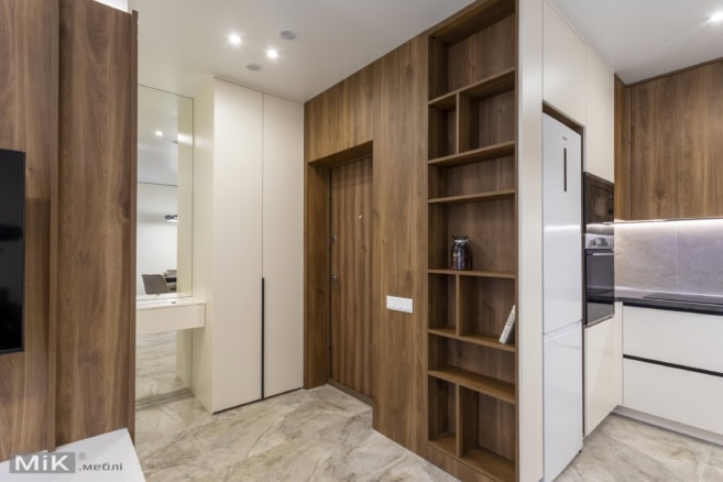 Прихожая с обшивкой ДСП панелями переходит в кухню