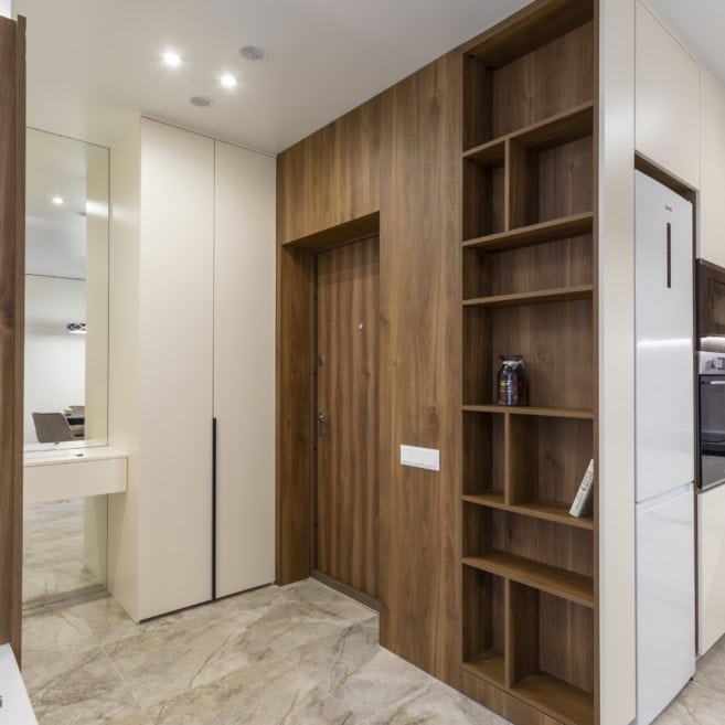 Прихожая с обшивкой ДСП панелями переходит в кухню