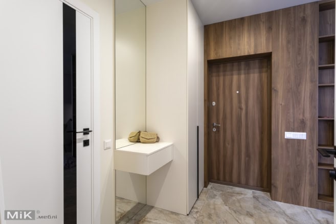 Прихожая с зеркалом и обшивкой панелями МДФ