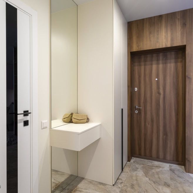 Прихожая с зеркалом и обшивкой панелями МДФ