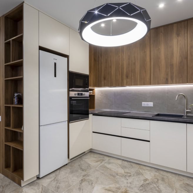 Угловая кухня под потолок, переходящая в коридор Угловая кухня под потолок, переходящая в коридор