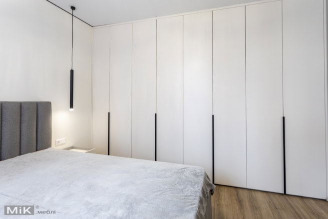 3_Розпашні вбудовані шафи в спальні з ДСП Розпашні вбудовані шафи в спальні з ДСП