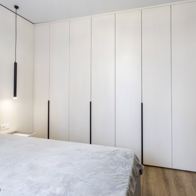 3_Розпашні вбудовані шафи в спальні з ДСП Розпашні вбудовані шафи в спальні з ДСП
