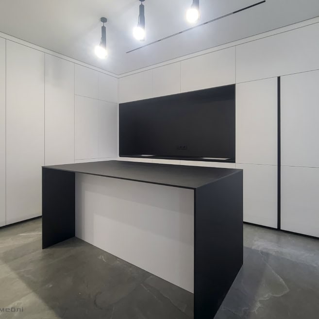 4_Біла кухня з чорним островом і нішею з чорної компакт-лити Біла кухня з чорним островом і нішею з чорної компакт-лити