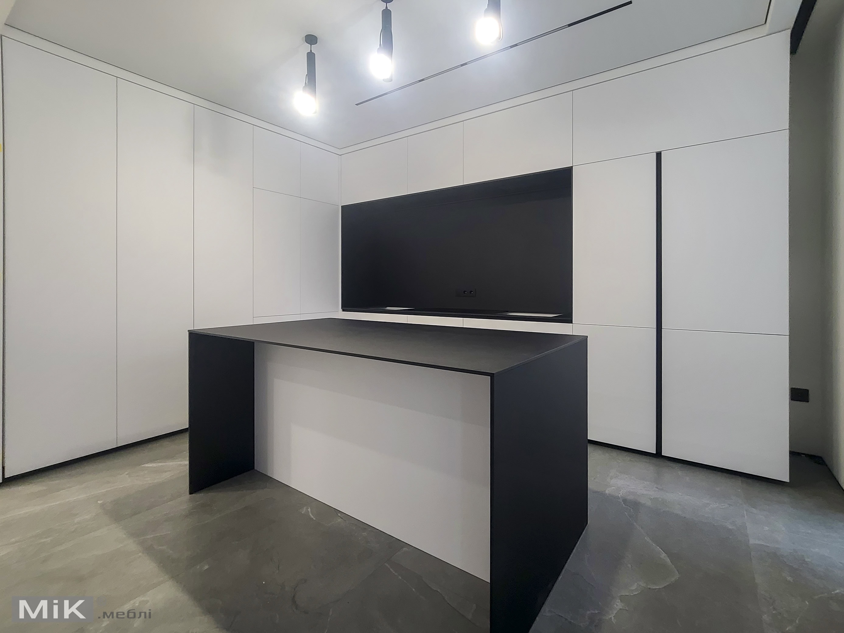 4_Біла кухня з чорним островом і нішею з чорної компакт-лити Біла кухня з чорним островом і нішею з чорної компакт-лити