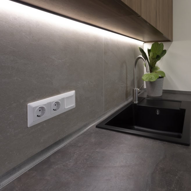 Подсветка пристенной панели и мойки Подсветка пристенной панели и мойки